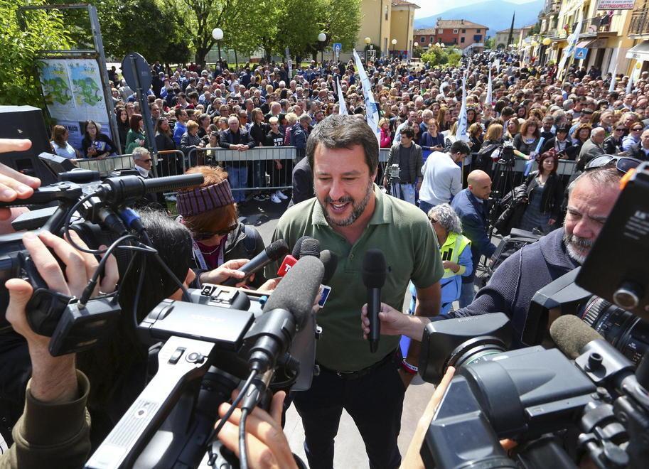 Un migliaio in piazza per l’arrivo di Salvini 