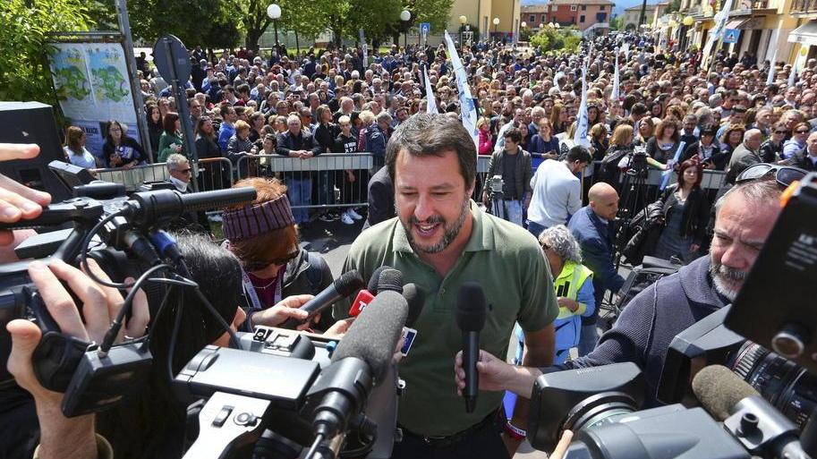 Un migliaio in piazza per l’arrivo di Salvini