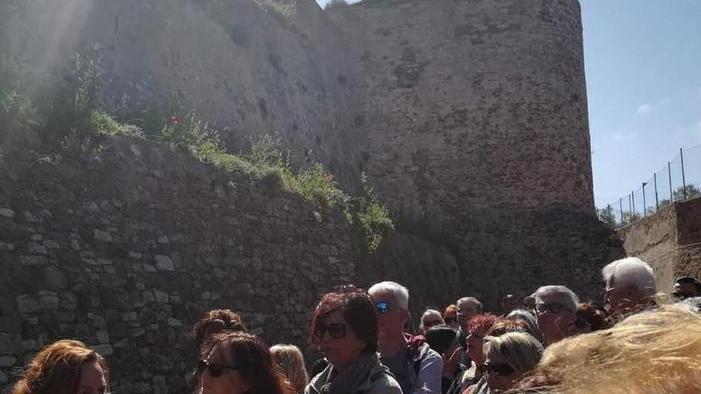 In duecento a seguire le tracce di Leonardo lungo le mura della città con Mauro Carrara