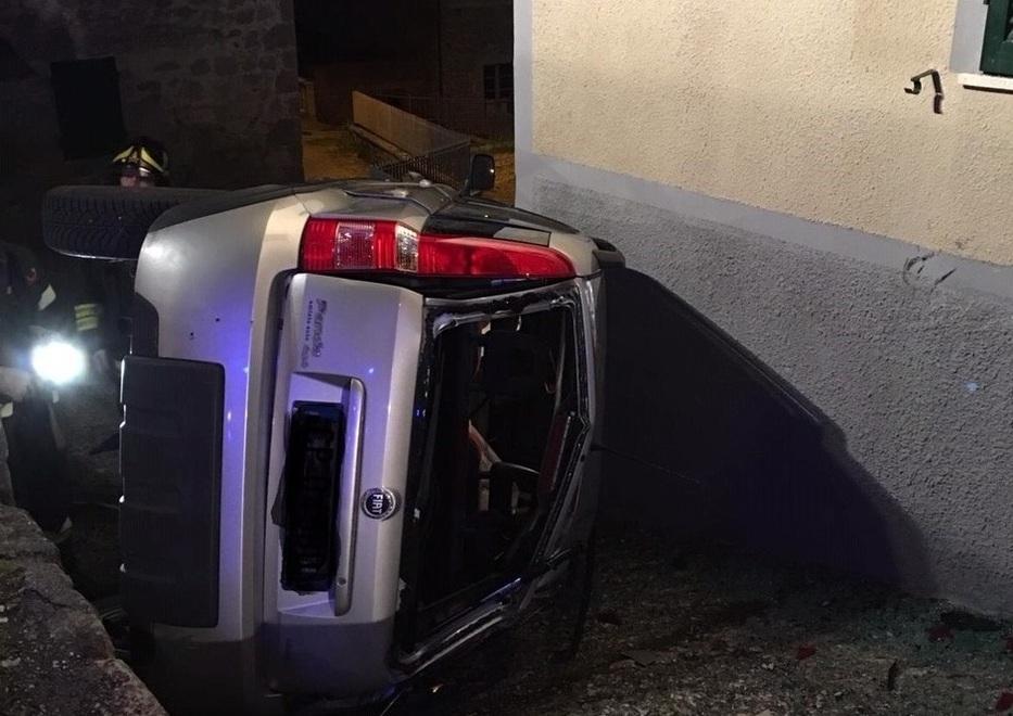 Si ribalta con l’auto: incolume