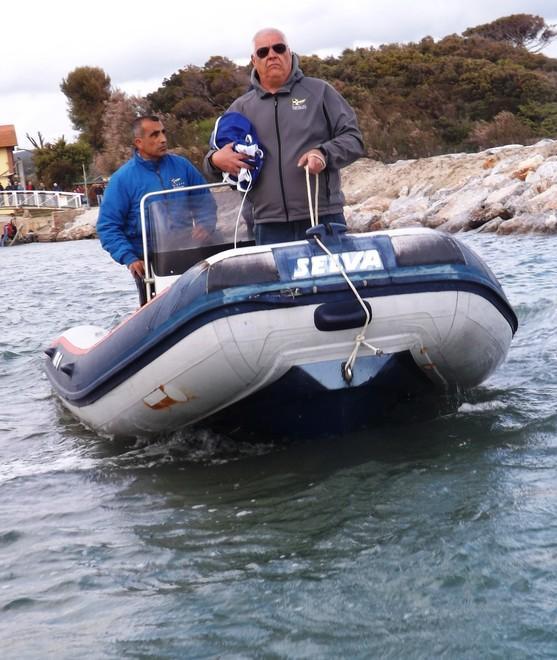 Addio a Lido, poeta del golfo le ceneri disperse in mare E gli amici brindano a lui 