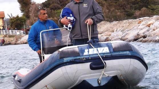 Addio a Lido, poeta del golfo le ceneri disperse in mare E gli amici brindano a lui