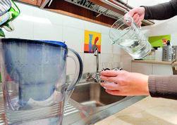 Chi sceglie di bere l’acqua del rubinetto risparmia 350 euro 