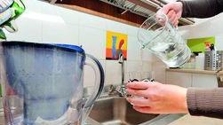 Chi sceglie di bere l’acqua del rubinetto risparmia 350 euro