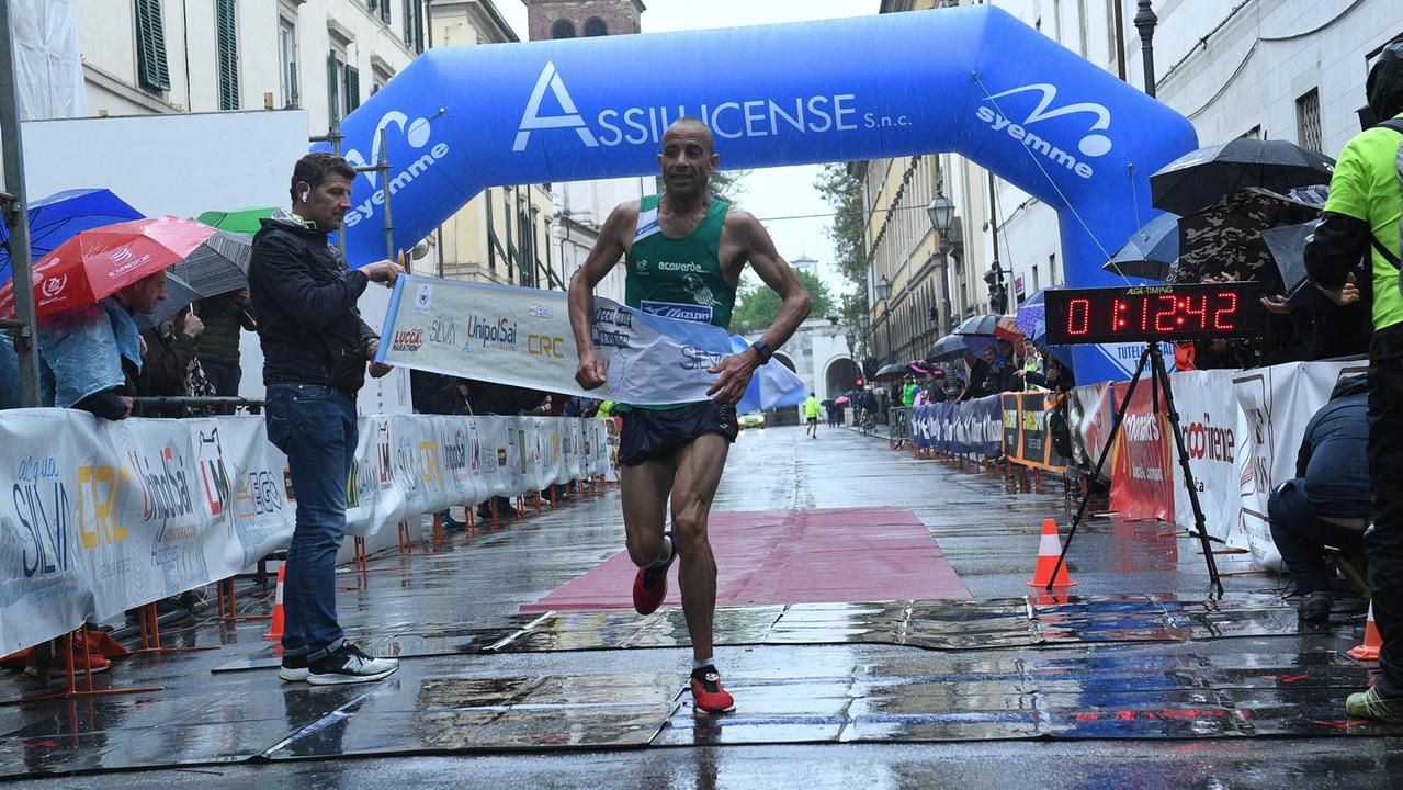 Jamali Jilali vince sotto la pioggia battente la mezza maratona delle polemiche