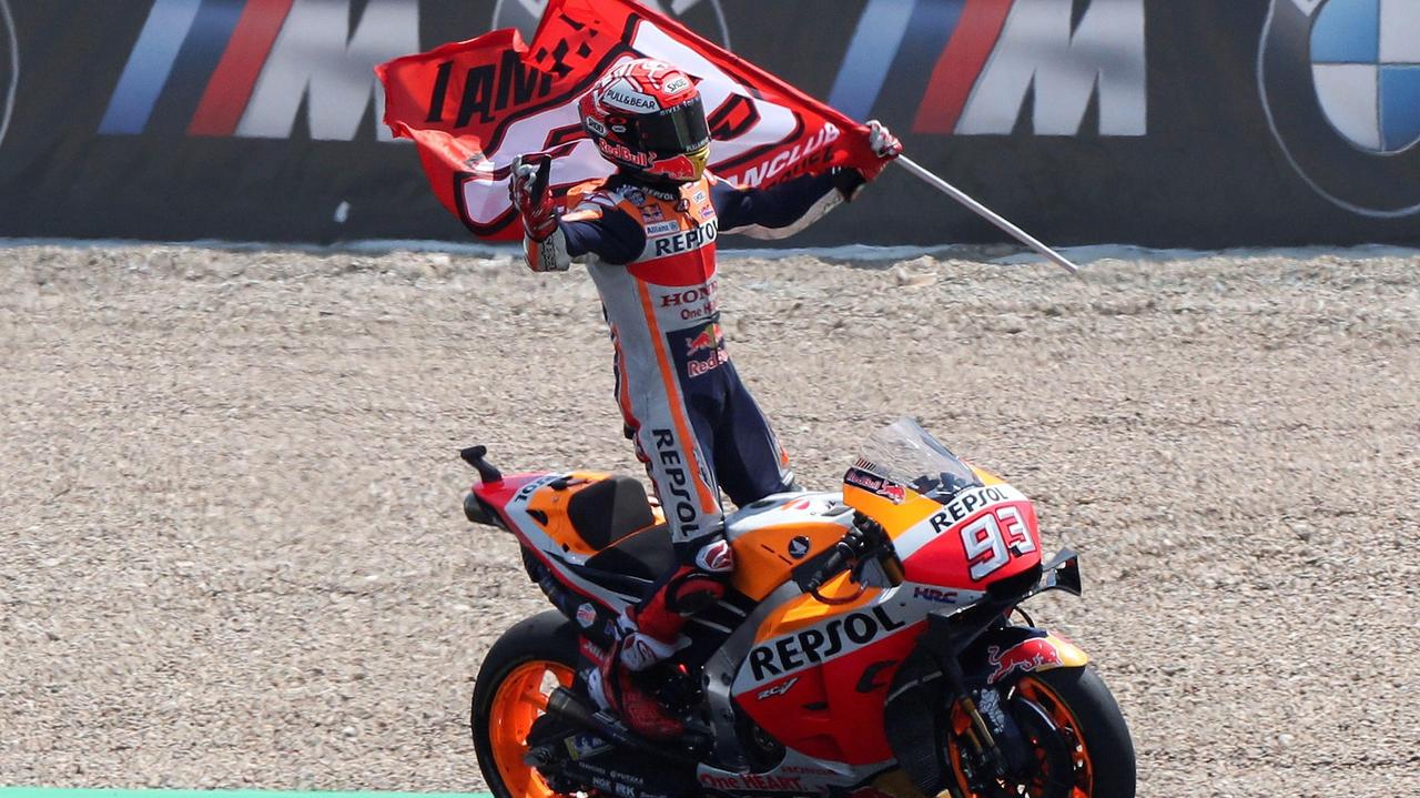 Marco Marquez festeggia dopo la vittoria nel Gran premio di Jerez de la Frontera