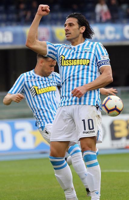 L'esultanza di capitan Floccari dopo il gol al Chievo