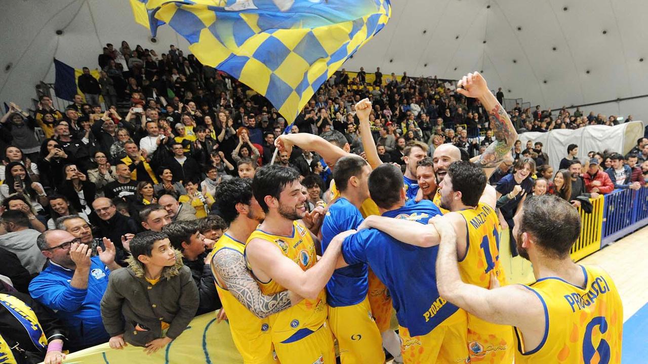 I ragazzi del Basket Golfo esultano (foto Paolo Barlettani)