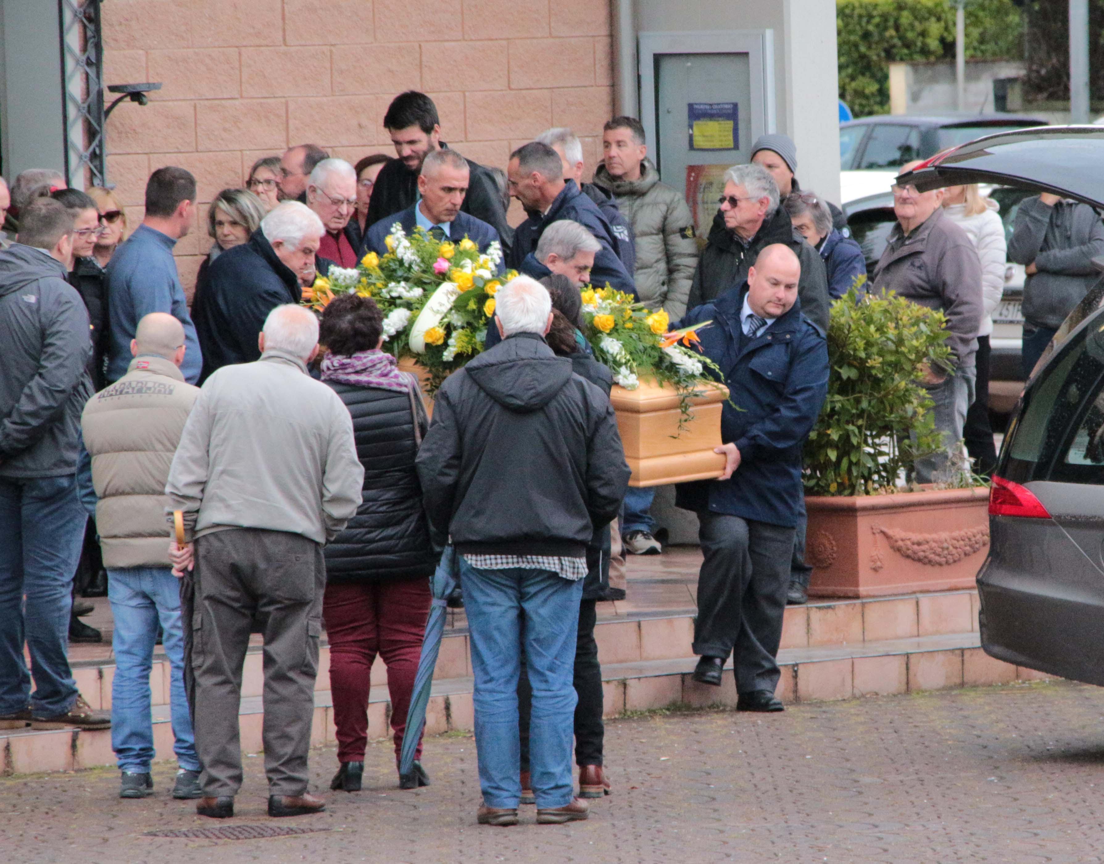 Muore nel giorno del funerale del marito ucciso dal figlio