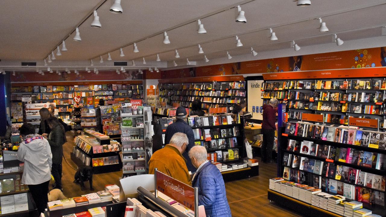 La libreria "Giunti al punto" in corso Carducci 67 (foto Agenzia Bf)