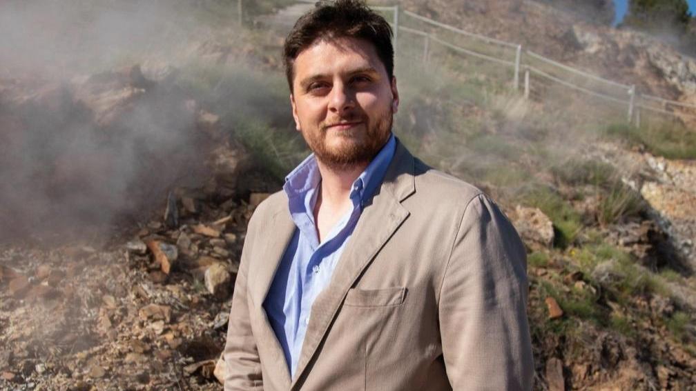 Giacomo Termine, sindaco uscente di Monterotondo Marittimo e candidato con il Pd. Sullo sfondo, il Parco delle Biancane, sito geotermico di Monterotondo Marittimo