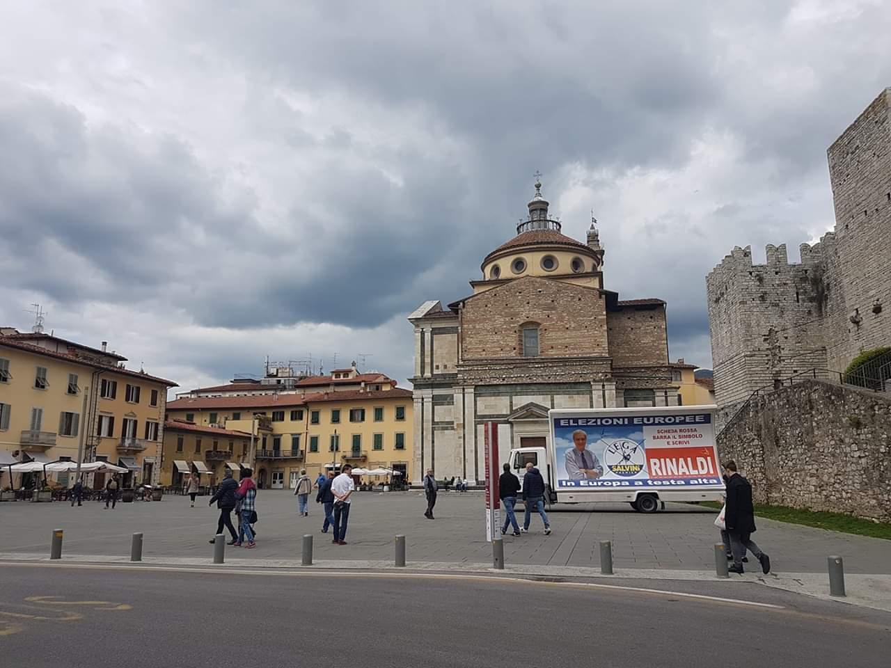 La vela elettorale parcheggiata in piazza Santa Maria delle Carceri a Prato