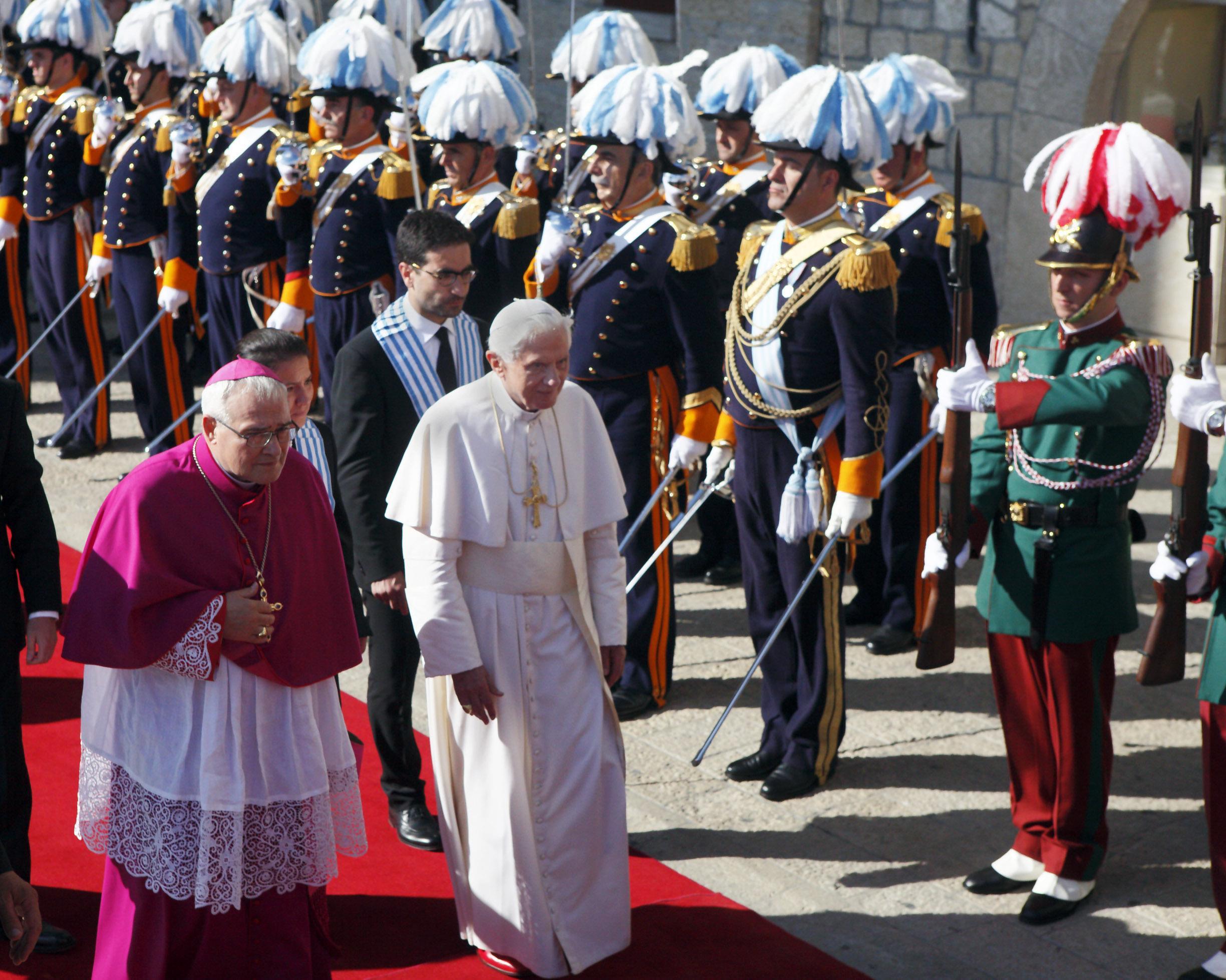 Monsignor Luigi Negri, vescovo emerito di Ferrara, con papa Benedetto XVI