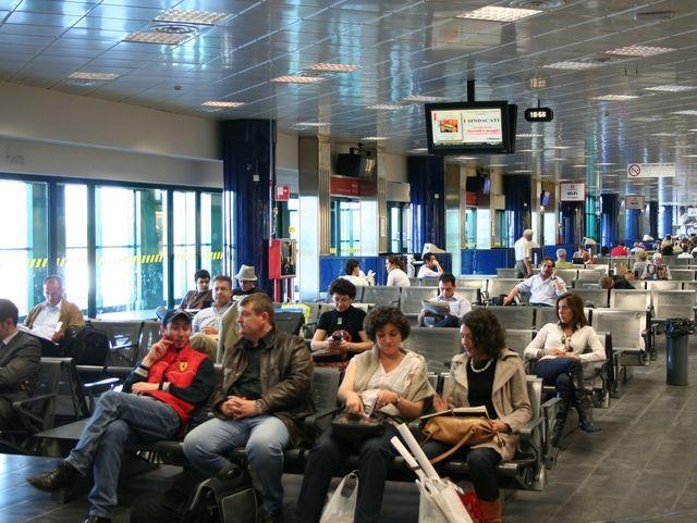 Bologna. Aereoporto Marconi, incidente a un Piper: scalo chiuso, aerei deviati