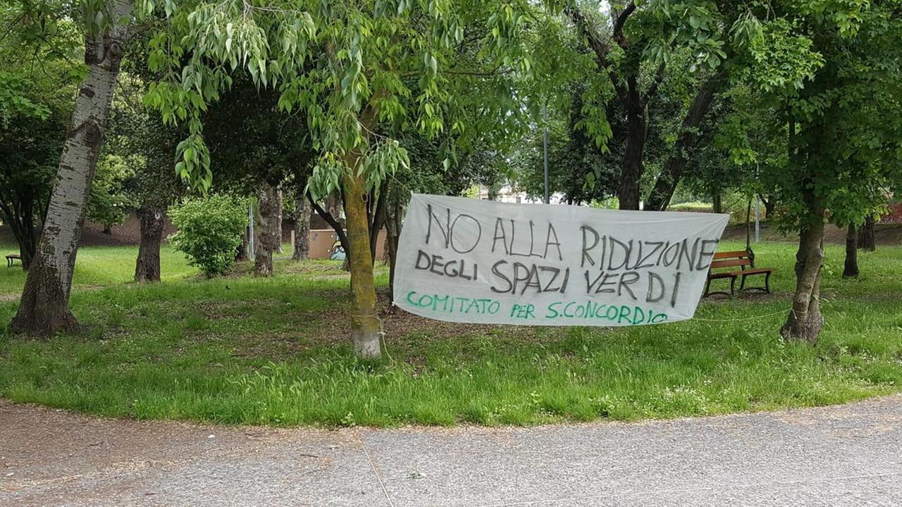 Uno striscione di protesta al parco della Montagnola (Foto Matteo Bini)