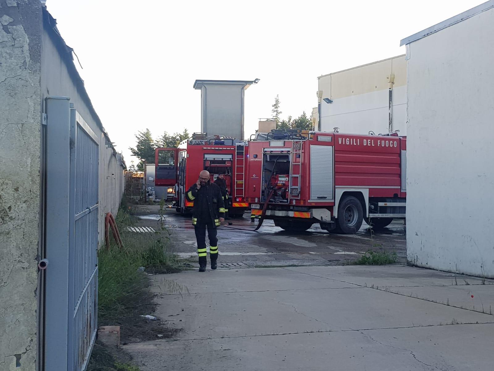 Sorbara, principio di incendio nell'ex-capannone del Mercatone