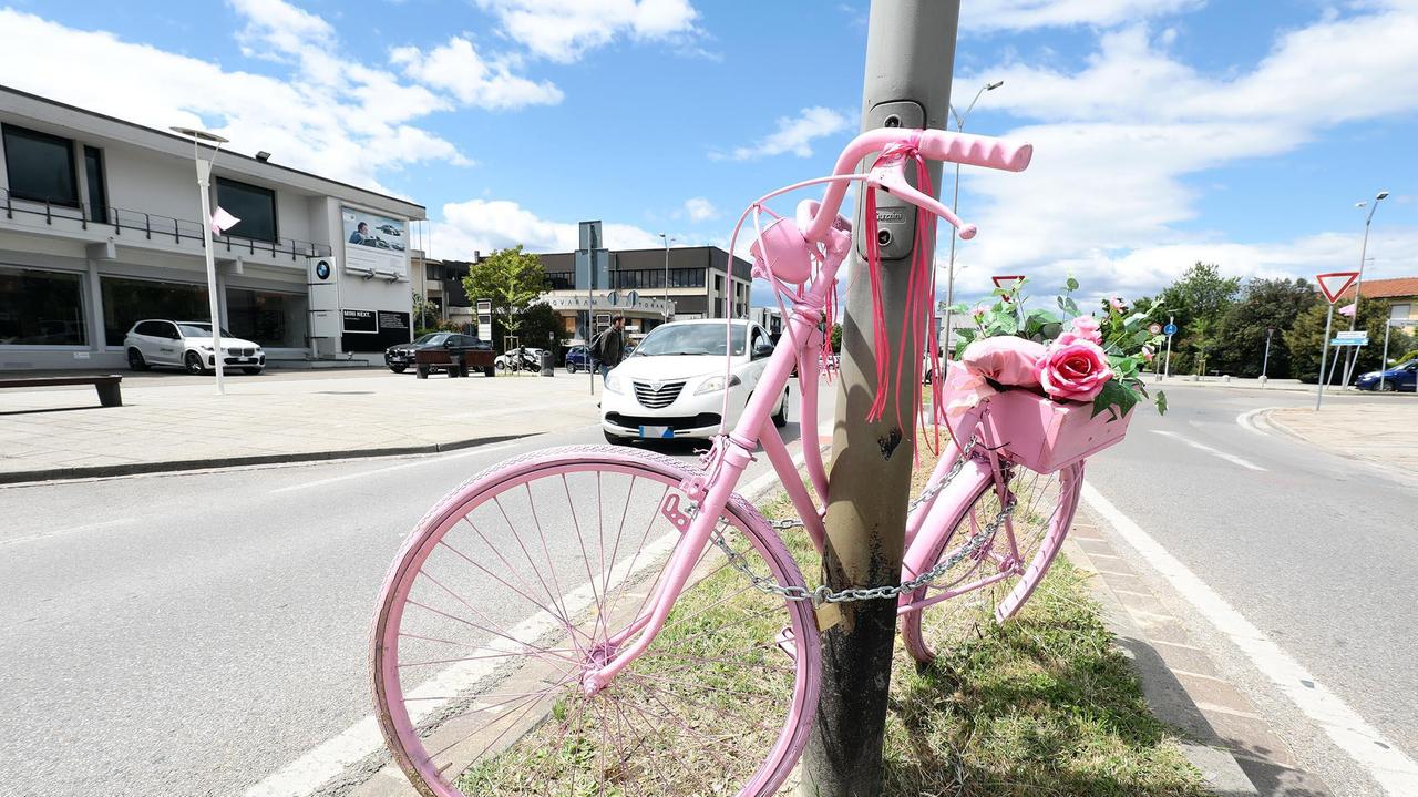 Una delle bici rosa messe sul viale Togliatti in attesa del Giro d'Italia