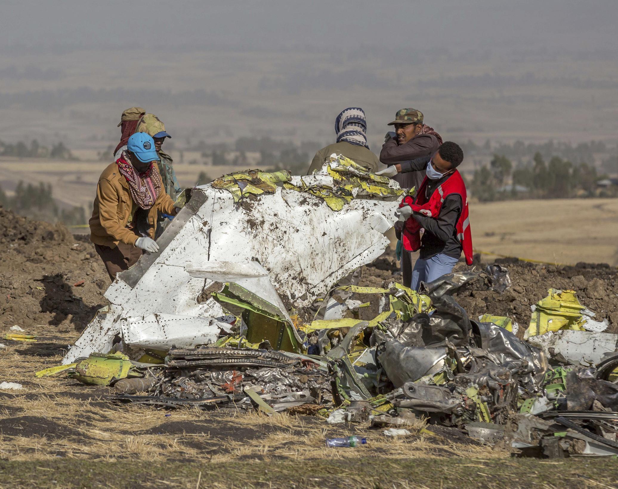 Il recupero di alcuni rottami del Boeing caduto ad Adis Abeba