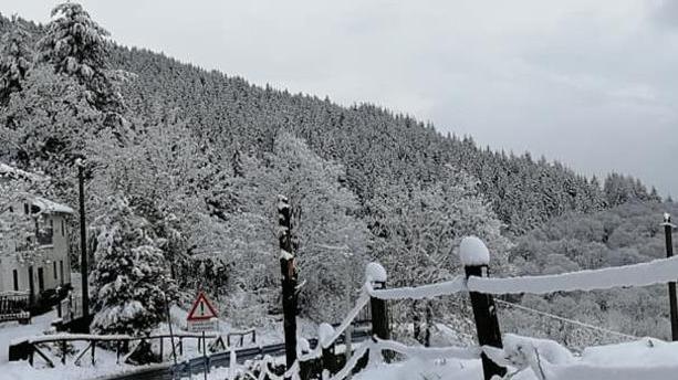 Neve di maggio sulle montagne Imbiancati Appennini e Apuane