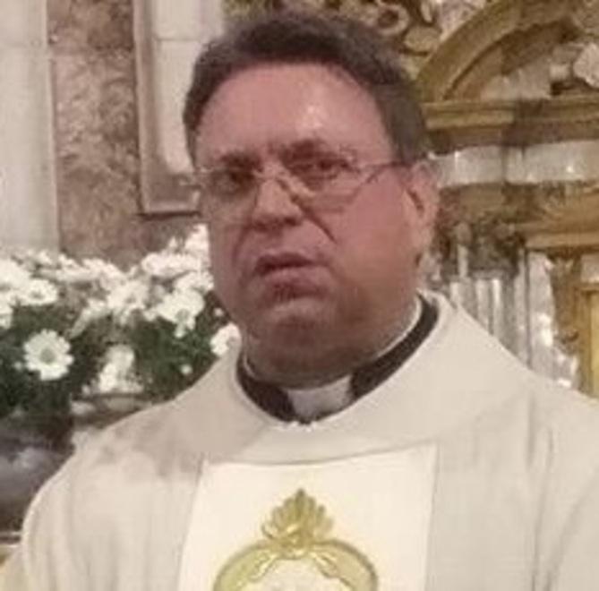 Folla ai funerali del medico ucciso Il parroco: «Preghiamo per Stefano» 