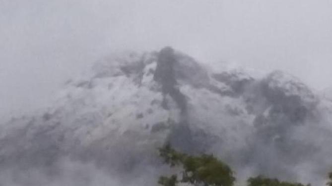 Nevicata fuori stagione il maltempo raggela la Versilia