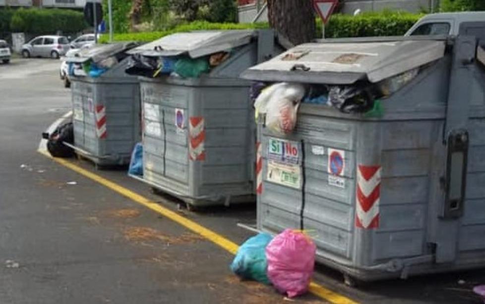 Proteste per i cassonetti pieni