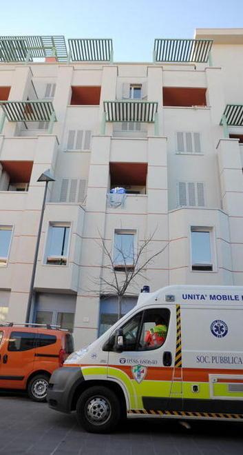 Lite in famiglia donna accoltellata dietro alla testa 