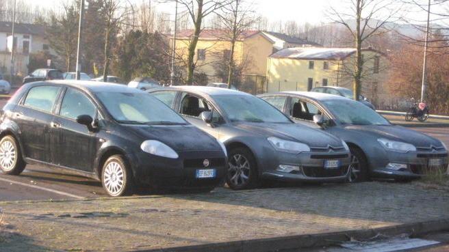 Raid al parcheggio Sfondati finestrini di quindici macchine