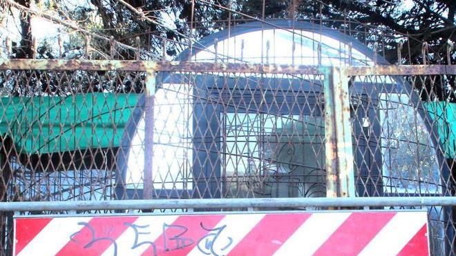 Ferri e tubi spuntano dal terreno