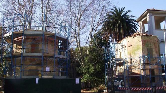 Si parte con il restauro dei torrini di villa Regina