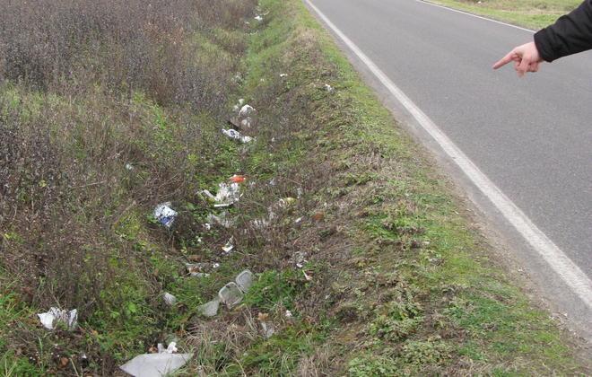 Bottiglie, lattine e sacchetti la fossa diventa una discarica 