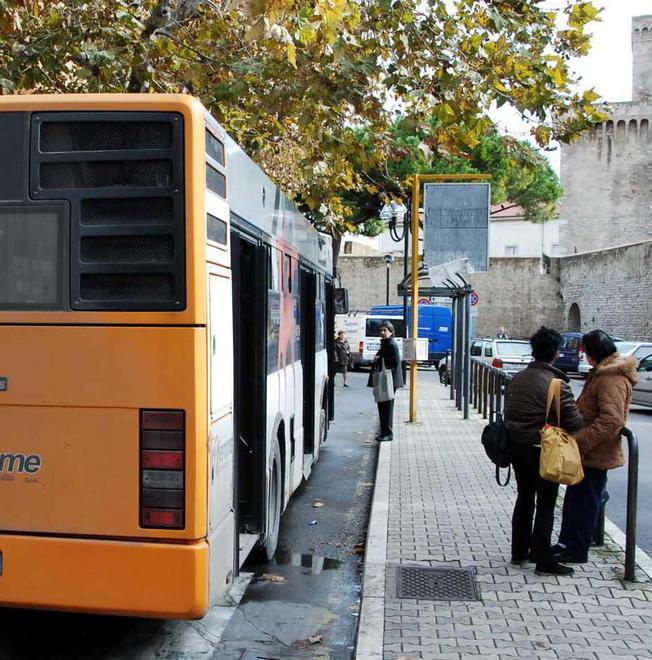 Sui bus multe a raffica ai soliti furbi 