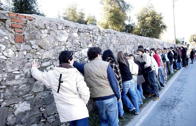 Via dei Lecci, il muro deve restare in piedi 