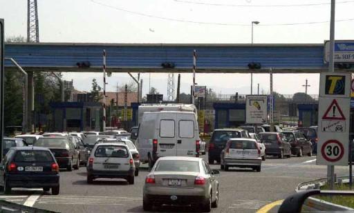 Rallentamenti all’ingresso del casello dell’autostrada 