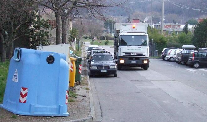 A Usella abbandonati sacchi di cartongesso 
