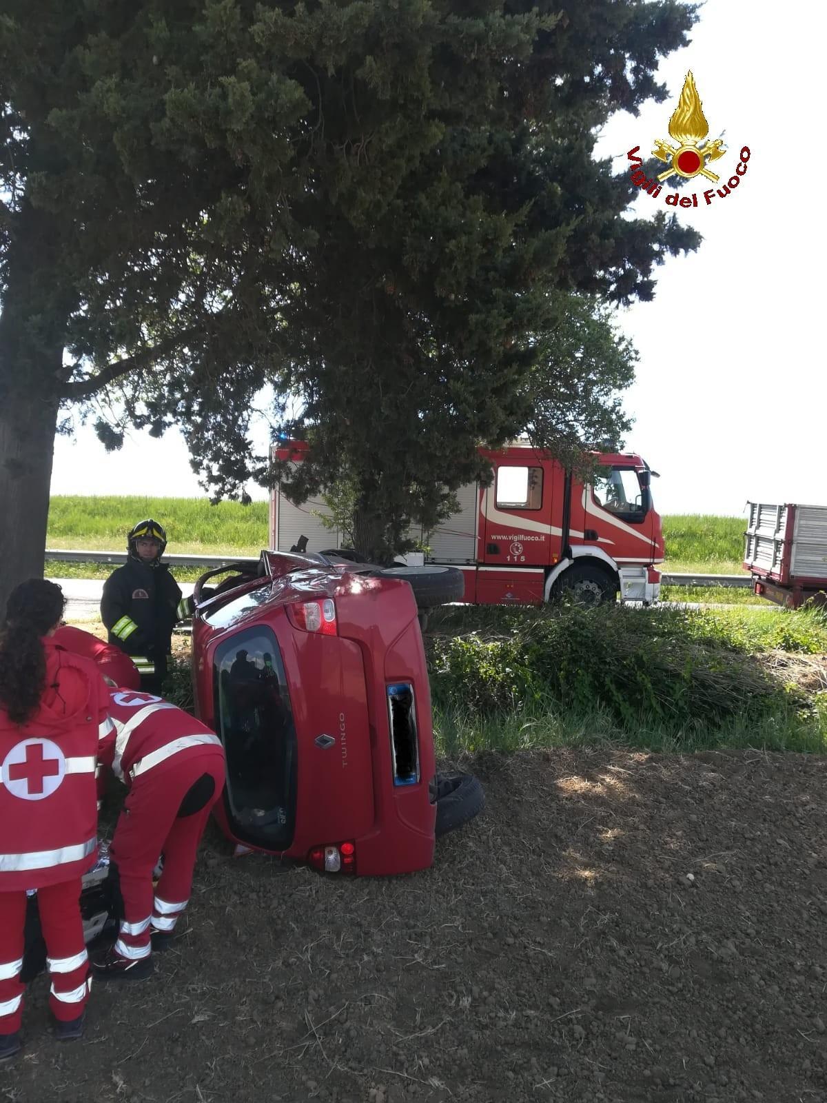 La macchina rovesciata in un campo (foto Vvff)
