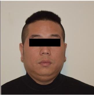 Il cinese arrestato col volto coperto nella foto fornita dalla polizia
