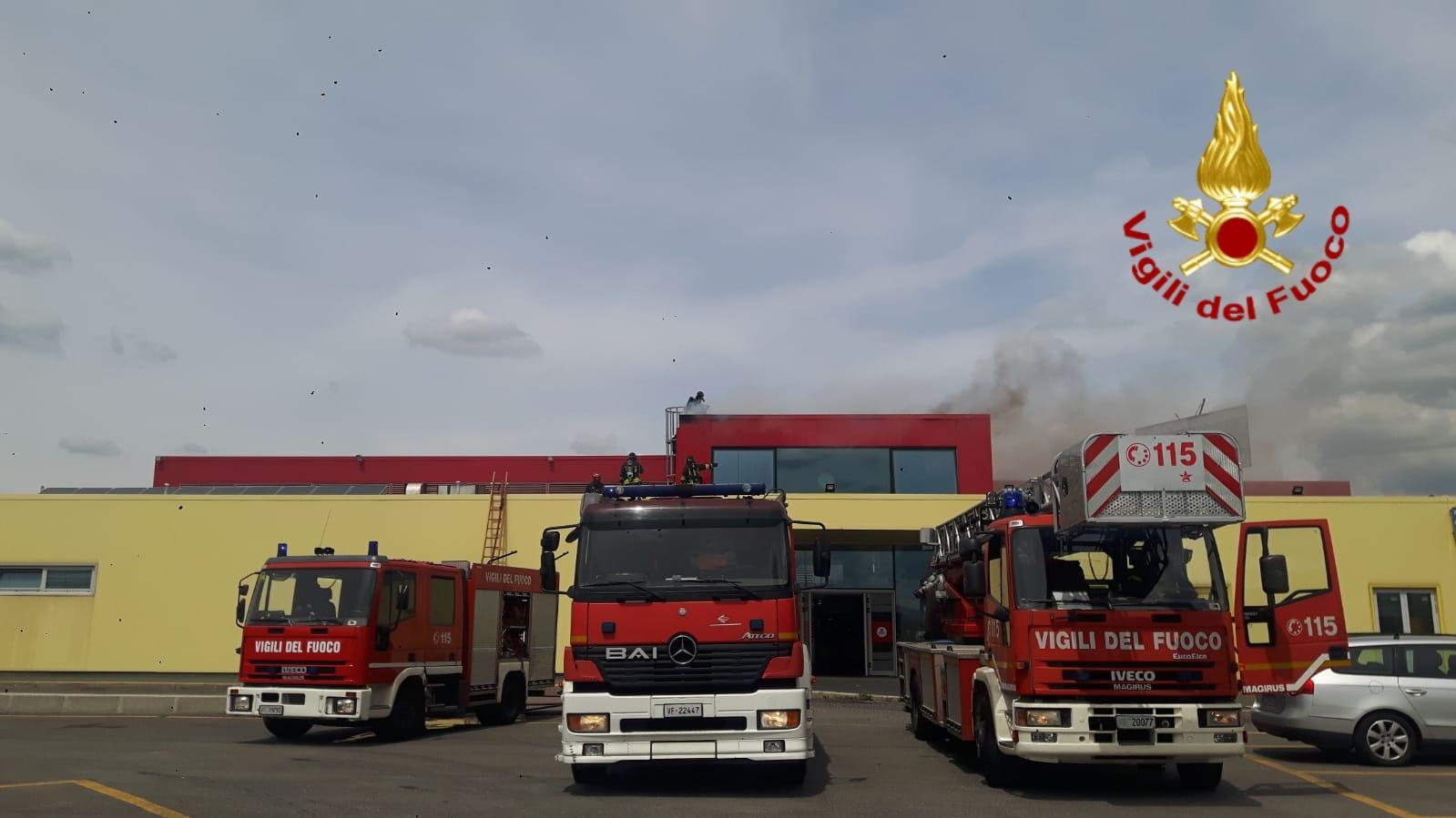 Fiamme sul tetto, evacuato l'autogrill