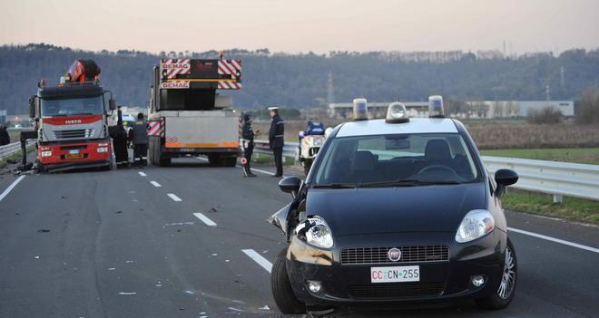 Sperona i carabinieri durante la fuga 