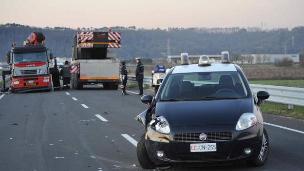 Sperona i carabinieri durante la fuga