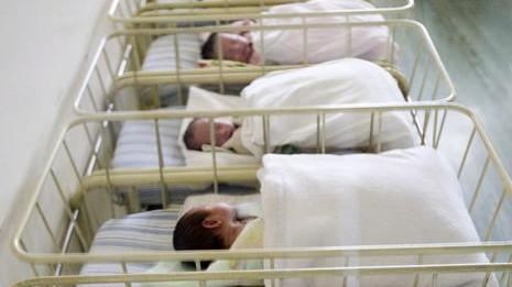 La culla è multietnica 4 neonati su dieci sono figli di stranieri