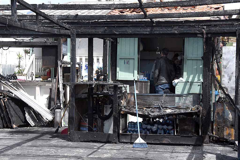 Brucia nella notte il Bagno Nettuno: danni per decine di migliaia di euro 