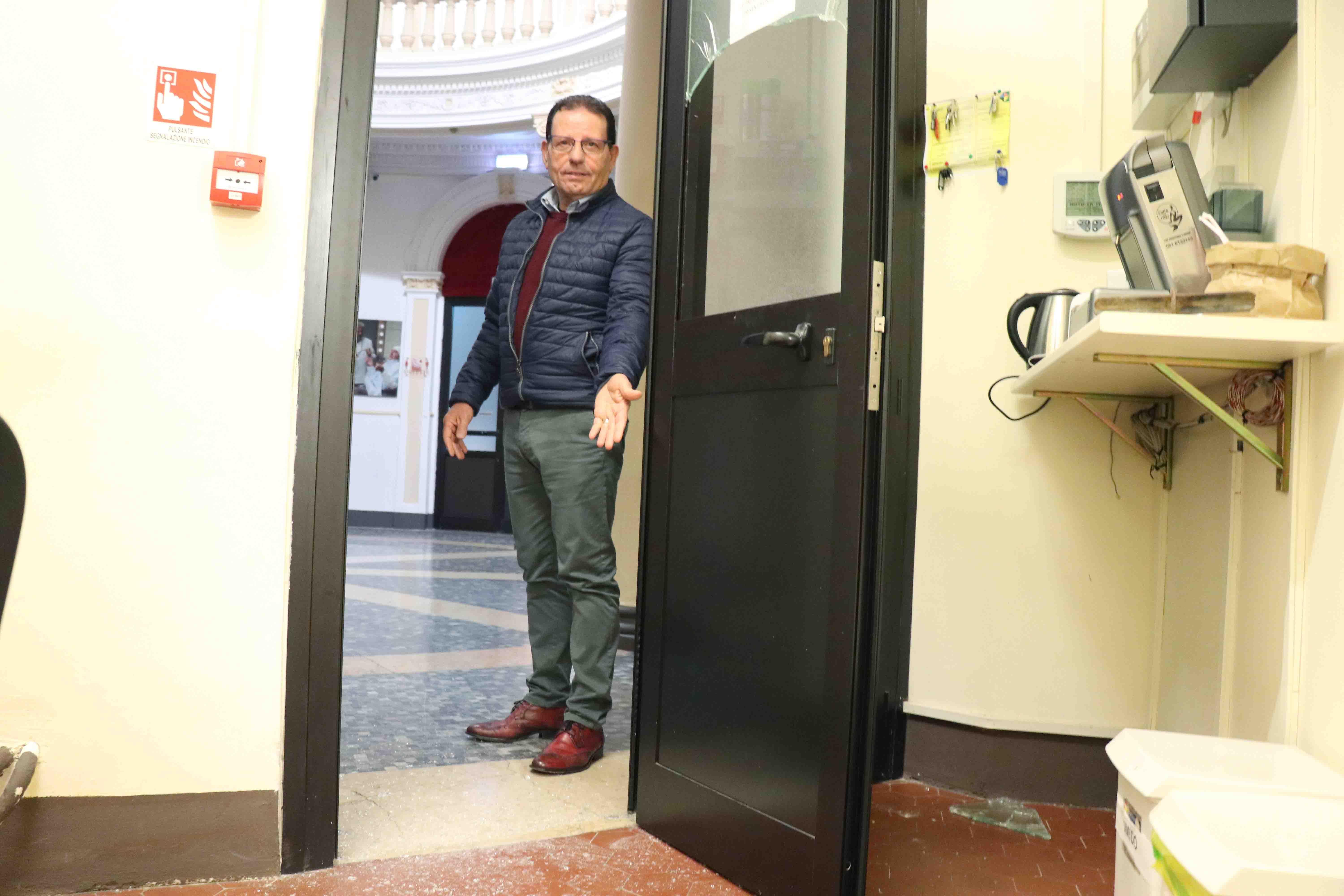 Terza spaccata in un mese al Teatro Nuovo, tanti danni alla biglietteria