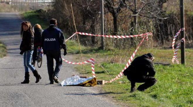 Tragica corsa finita in un fosso tra i campi 
