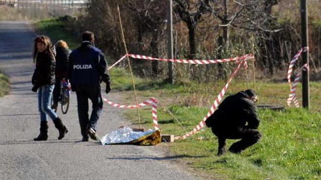 Tragica corsa finita in un fosso tra i campi
