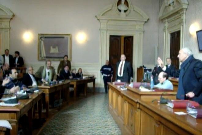 Accuse e minacce tra consiglieri: la seduta è tolta 