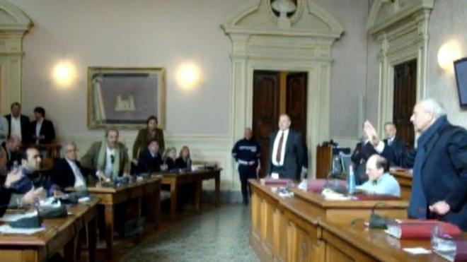 Accuse e minacce tra consiglieri: la seduta è tolta