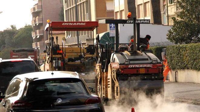 Slalom tra i cantieri tra cartelli e buche