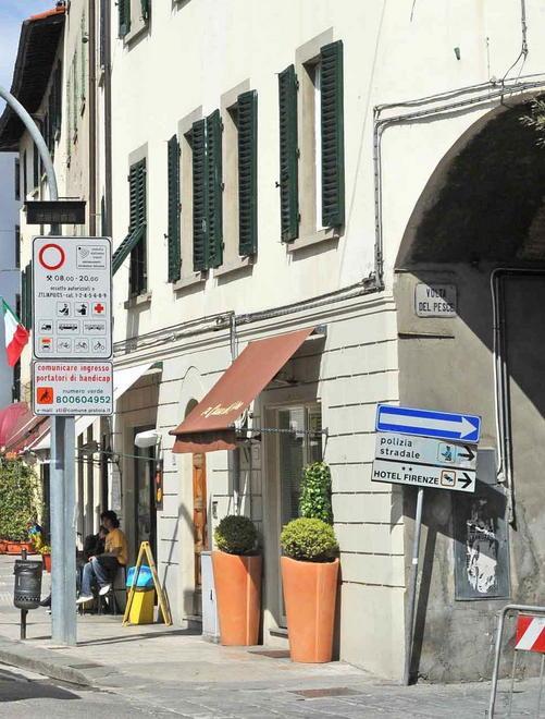 Cartelli e multe, rivolta in corso Gramsci 