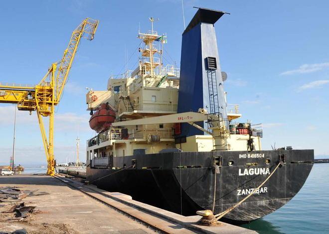 Cargo coi motori in avaria recuperato a Montecristo 